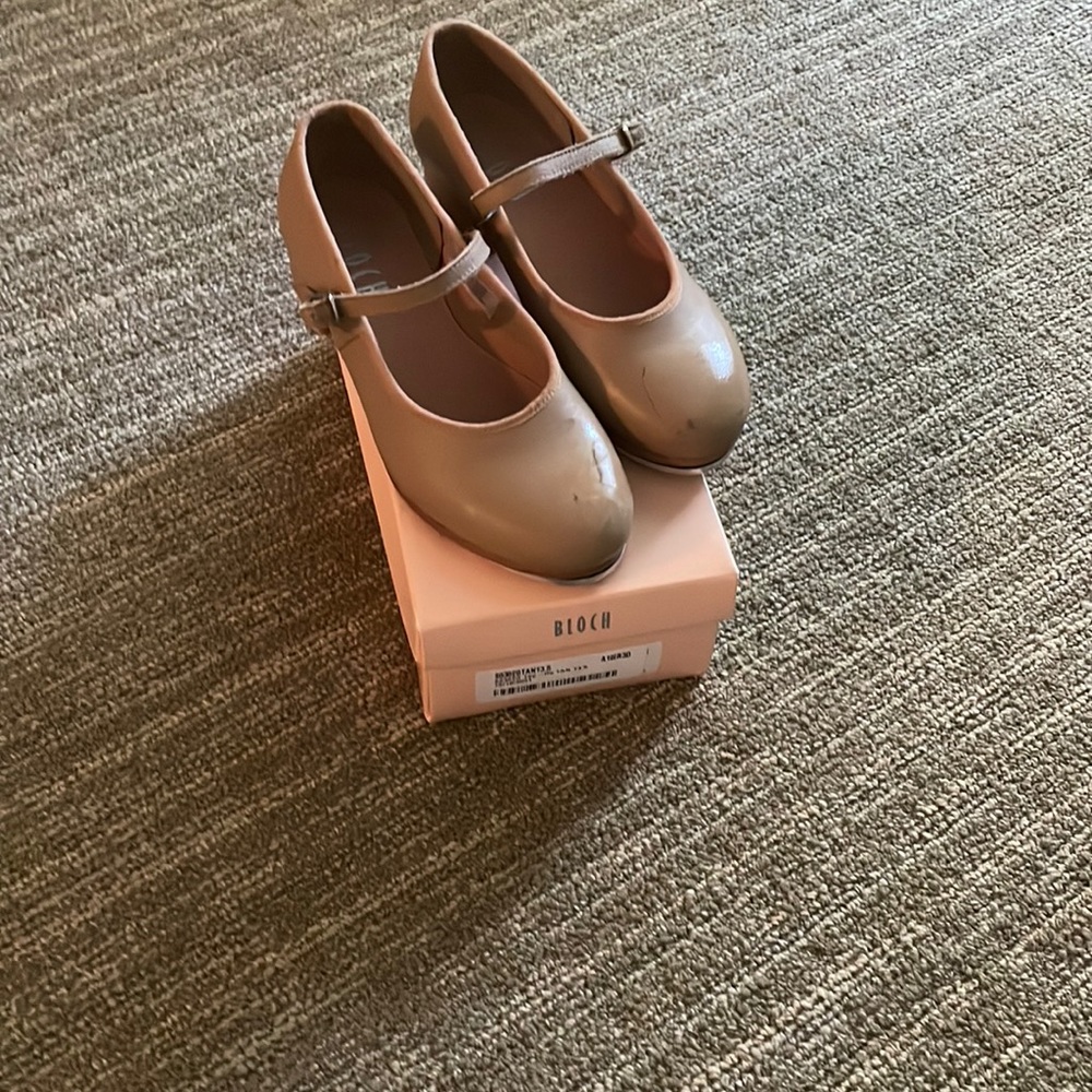 GUC Girls Bloch tap shoes in size 13.5